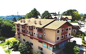 GRAMADO SOLAR REAL - 2 APTS de 2 quartos no mesmo prédio, cada um comporta até 7 pessoas - IDEAL PARA GRUPOS - central - IDEAL PARA ANDAR A PÉ, nesta plataforma desde janeiro de 2016, oferecemos CREDIBILIDADE - seu PET é bem-vindo - GARAGEM COBERTA